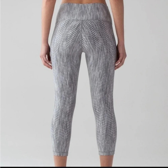 Lululemon athletica Wunder Under Crop Leggings size 4 B37 - Picture 2 of 9